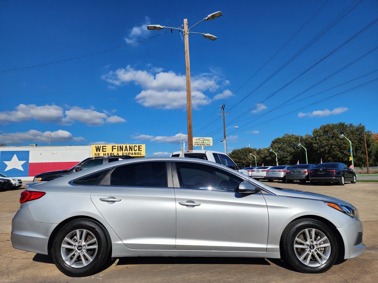 2016 SILVER /GRAY Hyundai Sonata SE (5NPE24AF1GH) with an 2.4L L4 DOHC 16V engine, 7A transmission, located at 2660 S.Garland Avenue, Garland, TX, 75041, (469) 298-3118, 32.885551, -96.655602 - Welcome to DallasAutos4Less, one of the Premier BUY HERE PAY HERE Dealers in the North Dallas Area. We specialize in financing to people with NO CREDIT or BAD CREDIT. We need proof of income, proof of residence, and a ID. Come buy your new car from us today!! This is a Very clean 2016 HYUNDAI SON - Photo#2